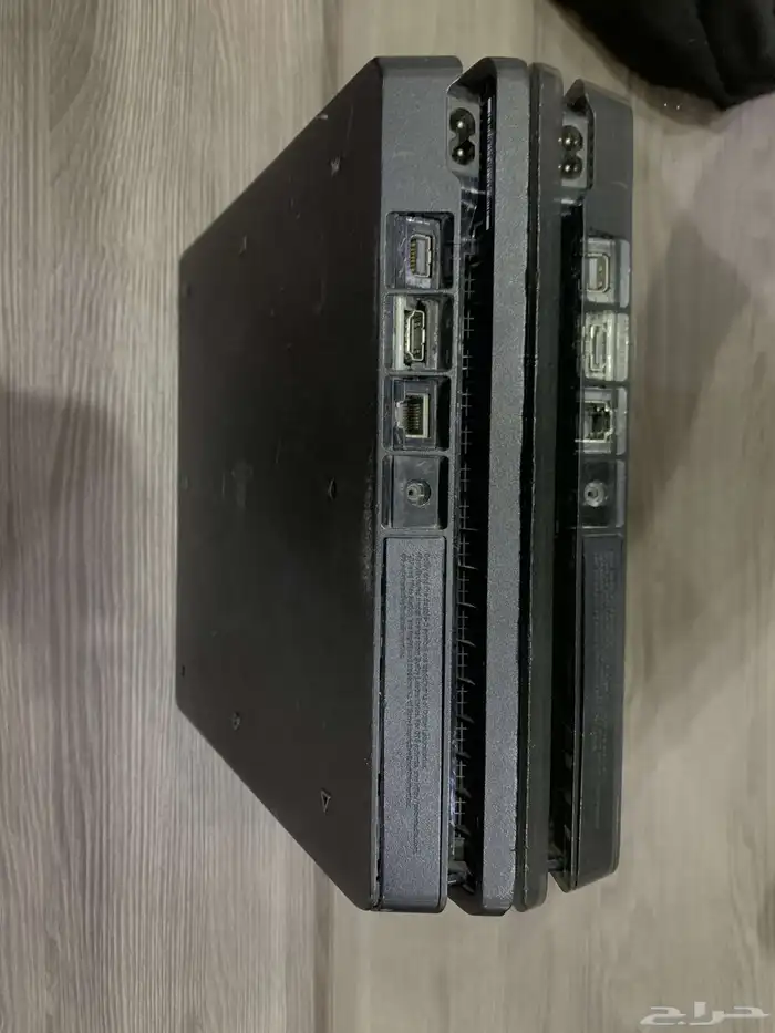 سوني 4 شبه جديد ونظيف مع يد سعره ب 700 0