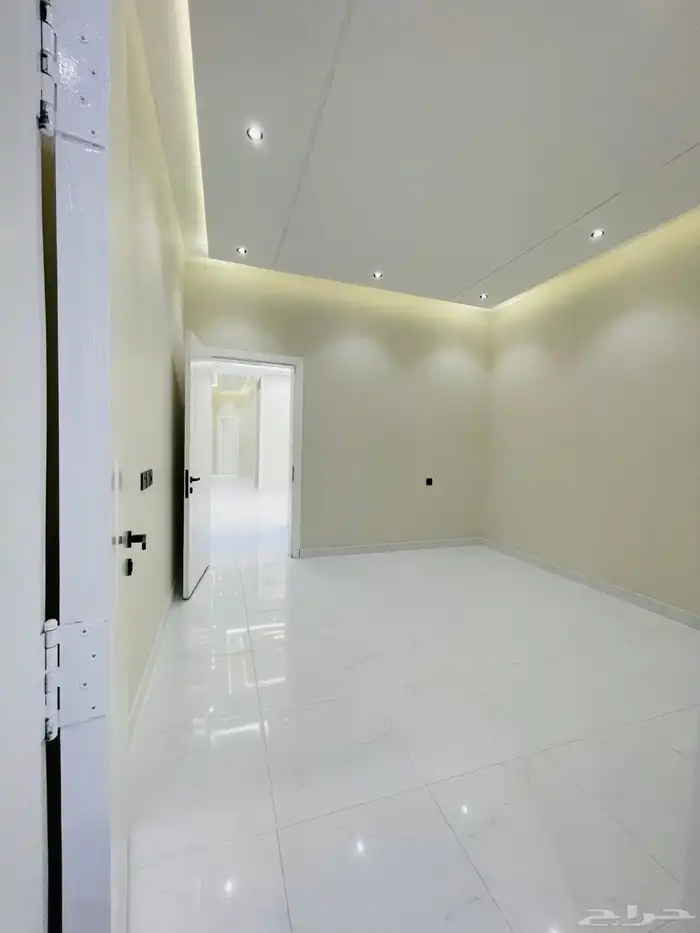 للبيع ادوار ارضي بحوش مدخل سيارة من 550 الف شمال الخميس 8