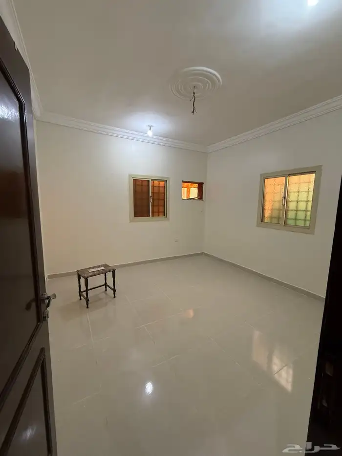 شقة بلاط غير مفروشة 3 غرف و صالة في جدة 4