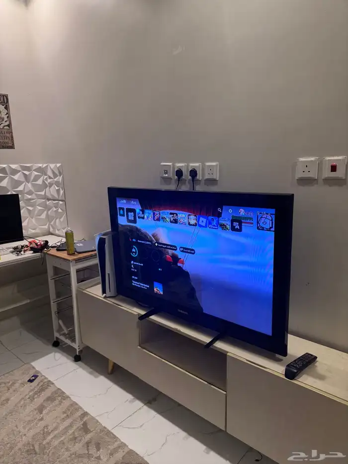 طاولة و شاشه سامسونج 0