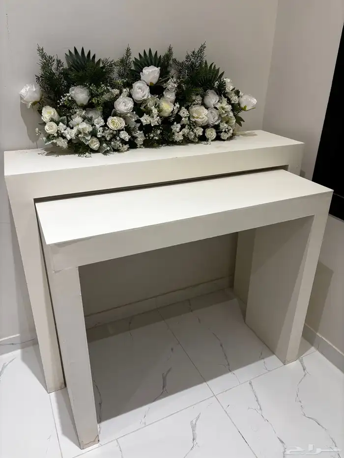 طاولات استقبال مع ورد ابيض منسق وجاهز 0