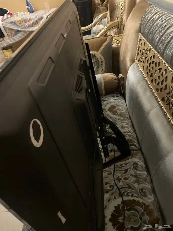 شاشه لا اعلم كم مقاسه نظيفه مركب عليها استاند 1