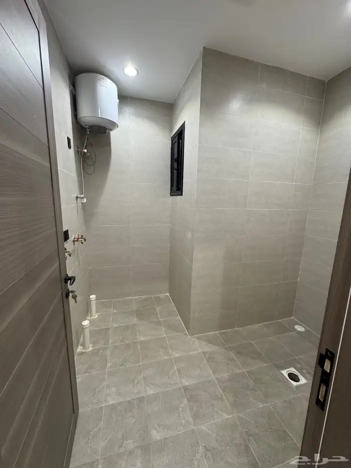 للبيع شقق تمليك علوي بسطح خاص ومصعد شغال بالاسكان شارع 25 م 11