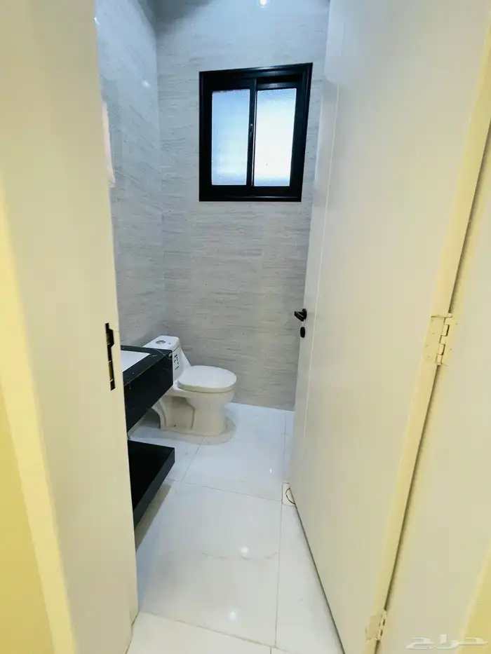 للبيع ادوار ارضي بحوش مدخل سيارة من 550 الف شمال الخميس 18