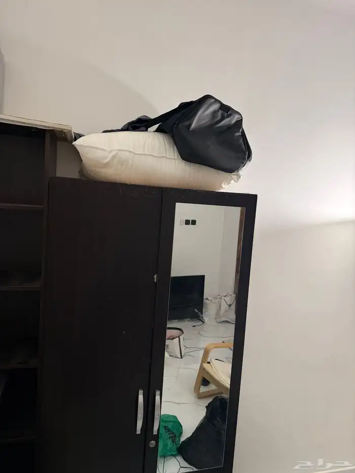 دولاب ملابس  كرسي عريض يتحول لسرير  شاشة  كرسي هزاز   سرير 3