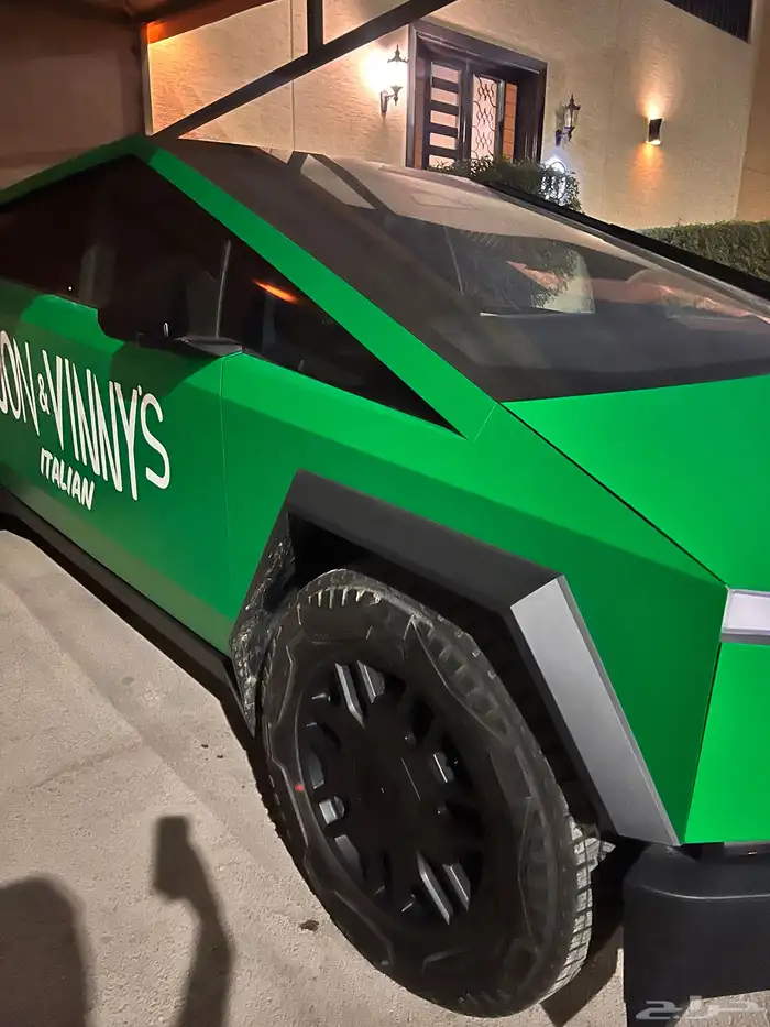 تسلا سايبرترك للتأجير الاعلاني 4