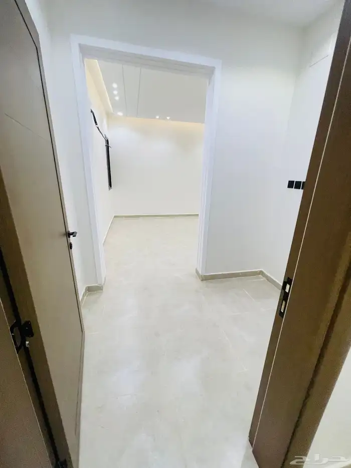 للبيع شقق علوي مع سطح خاص بحي الضيافة غرب الخميس 22