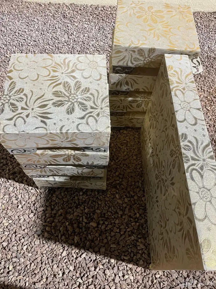 8ثمان طاولات مع الكبيره. مستعمل 0