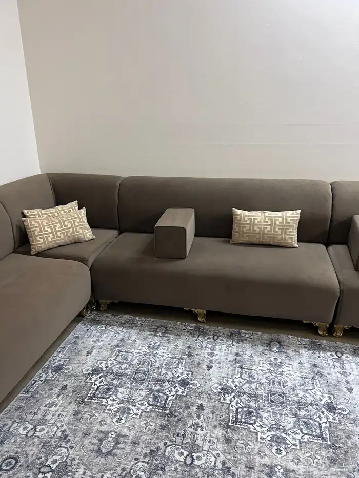 لدي  كنب6 4 فرشه 5 4 طاوله وسط مع 4طاولات خدمه للبييع 2