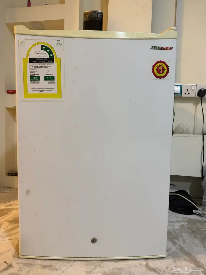 للبيع ثلاجه و مكيف سبيلت بارد فقط 1