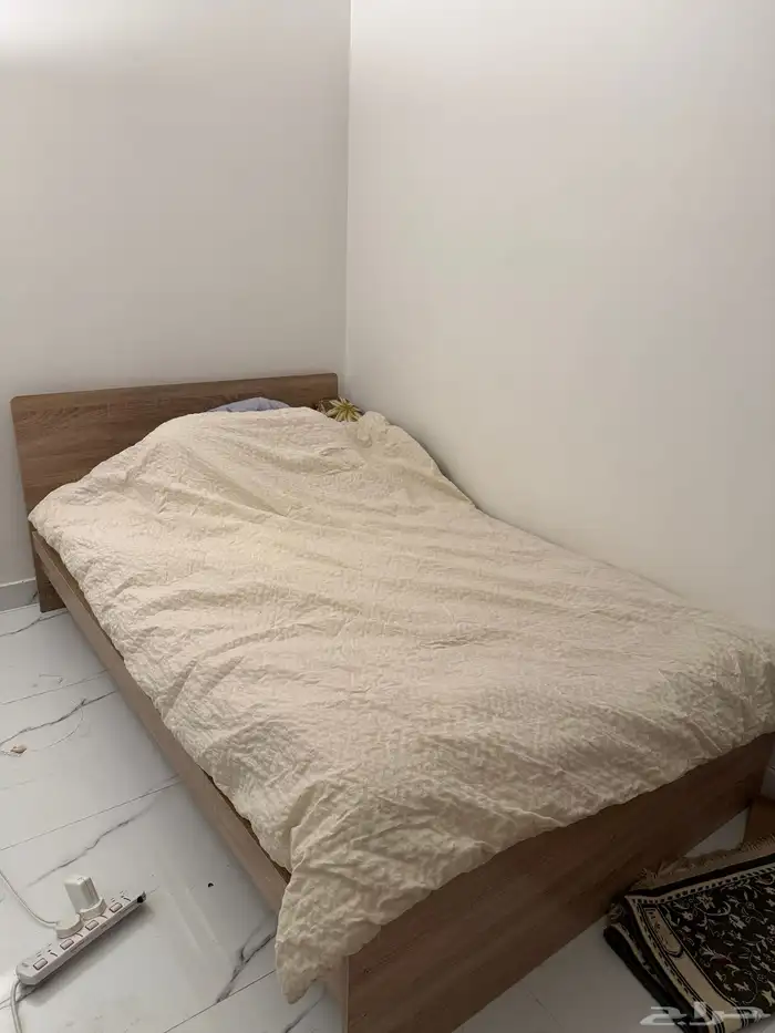 دولاب ملابس  كرسي عريض يتحول لسرير  شاشة  كرسي هزاز   سرير 2