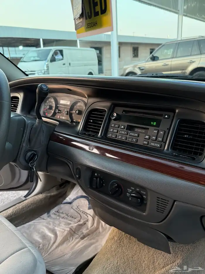 للبيع فورد فكتوريا 2011 نظيف شرط 23