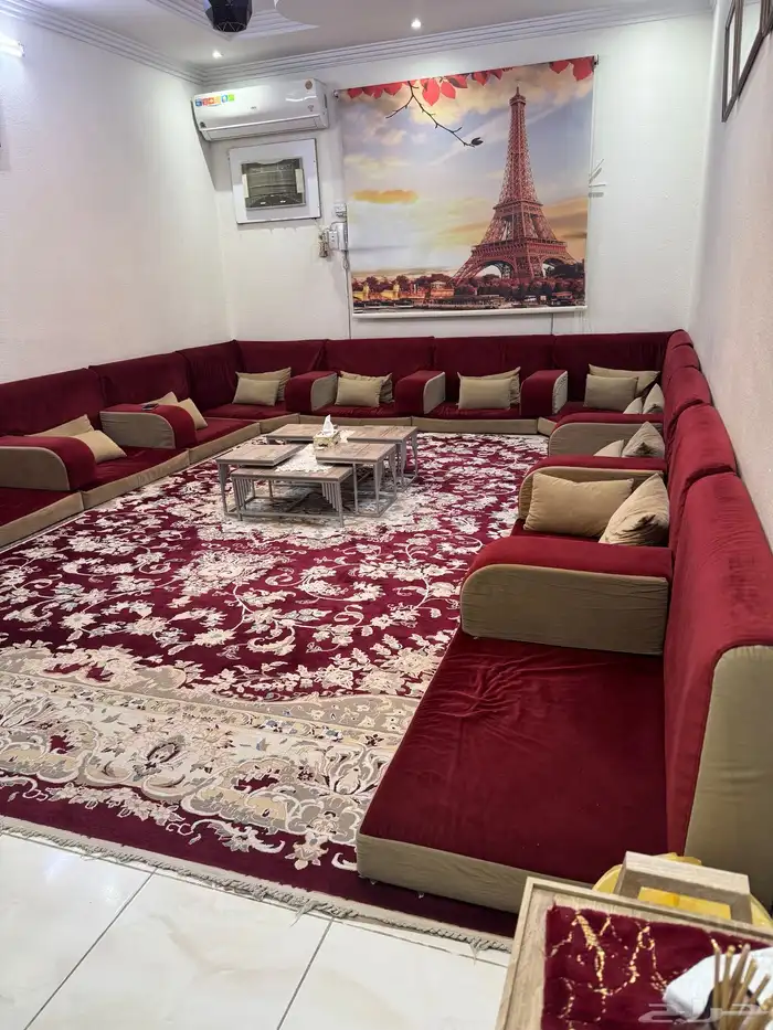 مجلس كنب ارضي بحالة ممتازة 0