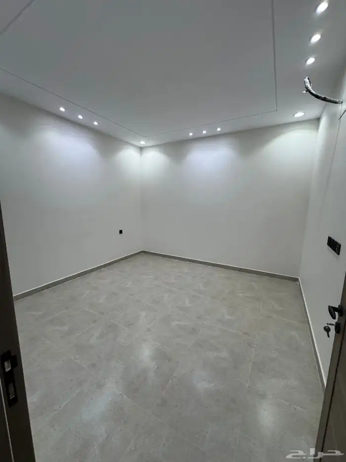 للبيع شقق تمليك علوي بسطح خاص ومصعد شغال بالاسكان شارع 25 م 17