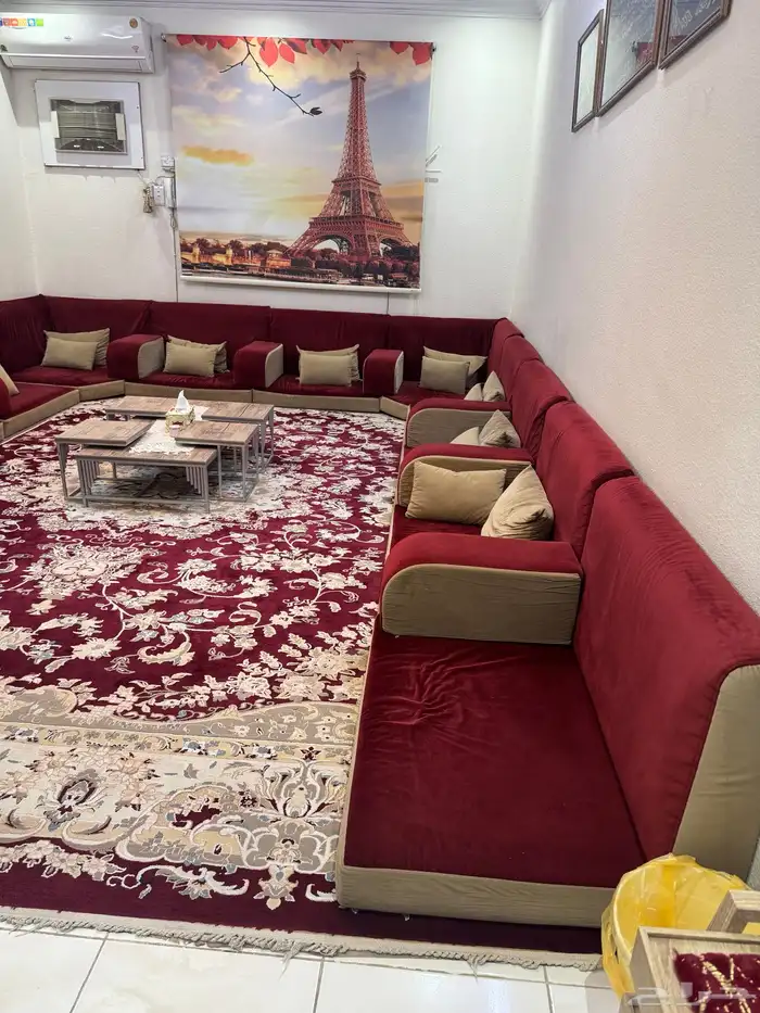 مجلس كنب ارضي بحالة ممتازة 2