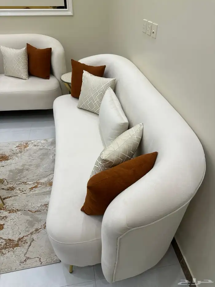 كنب مع الطاولات وملحقاتها 3