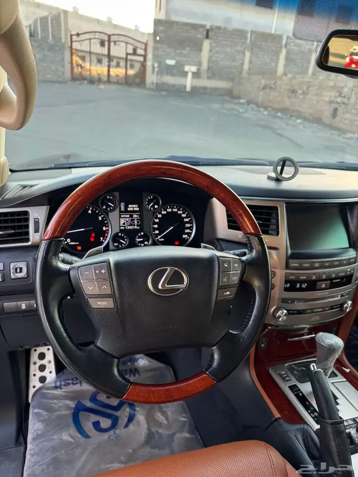 لكزس 2015 اسود عداد قليل 16