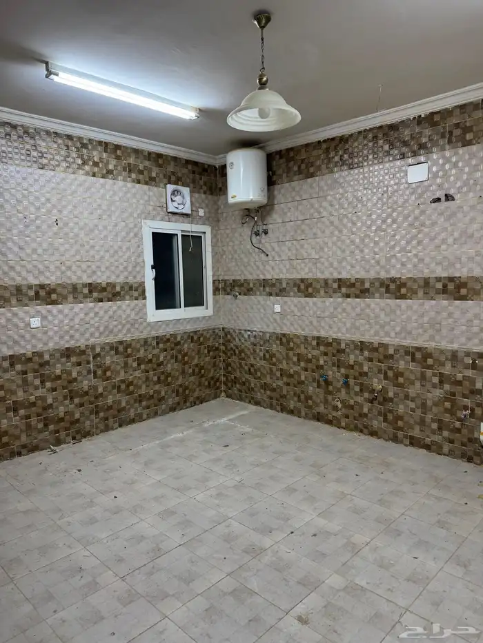 شقة خمس غرف دور ارضي ومدخل خاص حي السلام 6