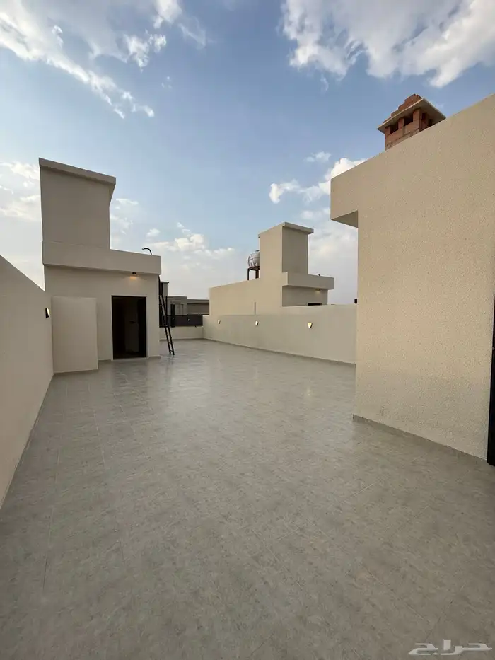 للبيع ارواف علويه وشقق ارضيه ببايكة سيارة ف احد رفيده 48