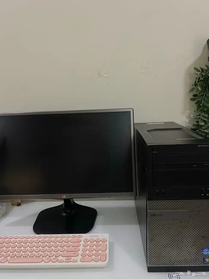 كمبيوتر مع شاشة وكيبورد 0