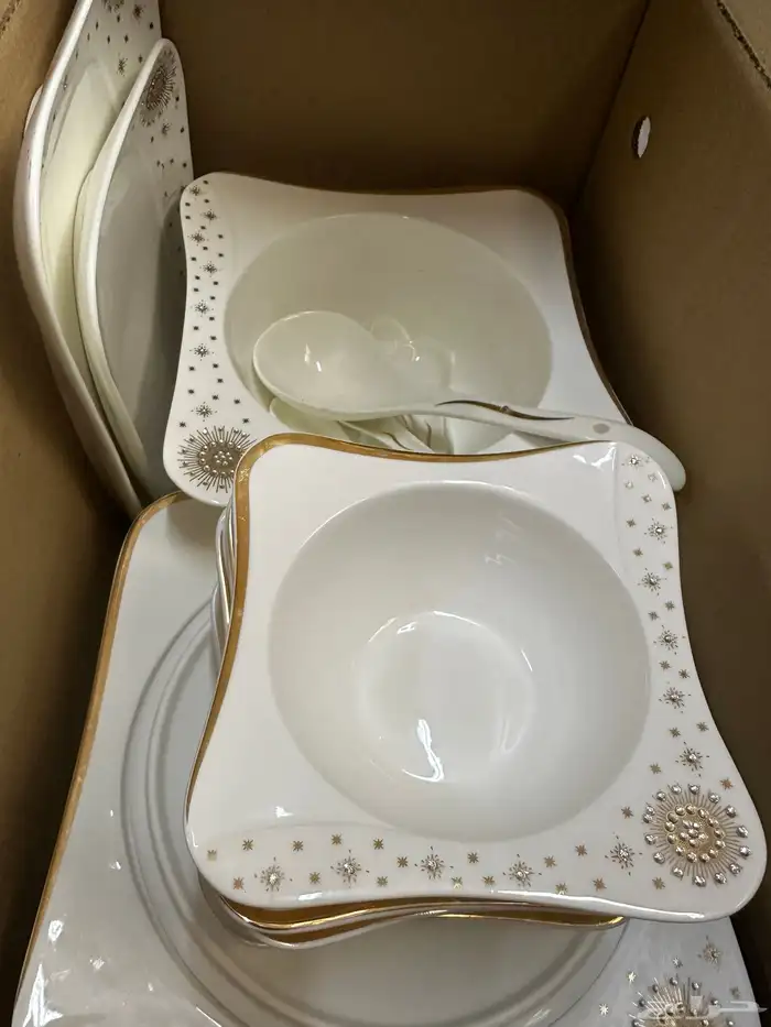 طقم سفره ابيض وذهبي 200 ريال 1