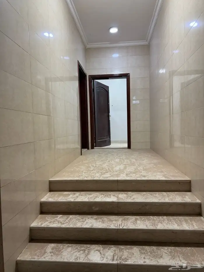 شقة خمس غرف دور ارضي ومدخل خاص حي السلام 14