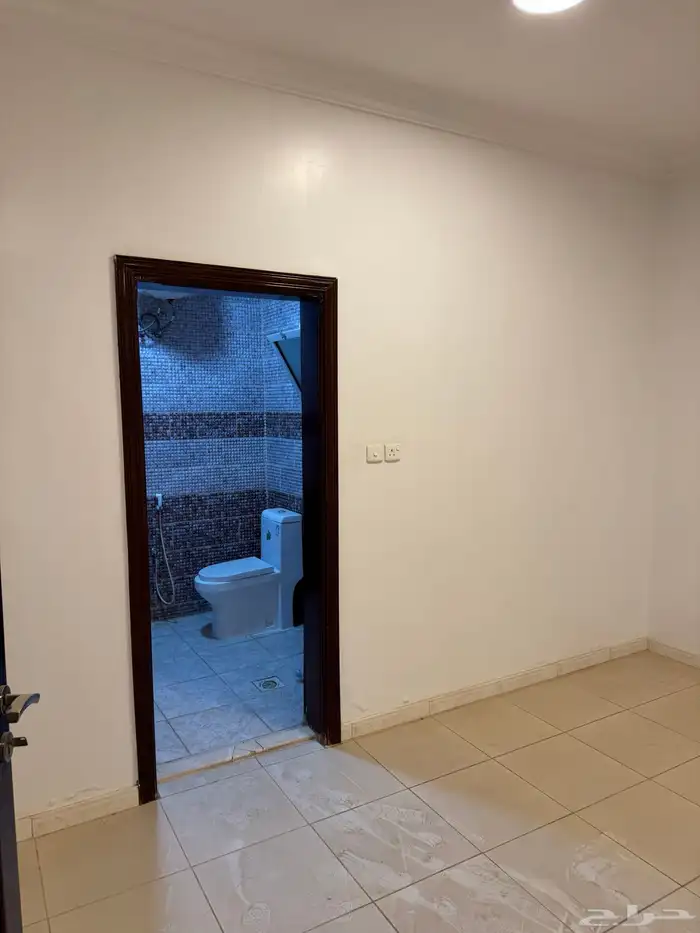 شقة خمس غرف دور ارضي ومدخل خاص حي السلام 11