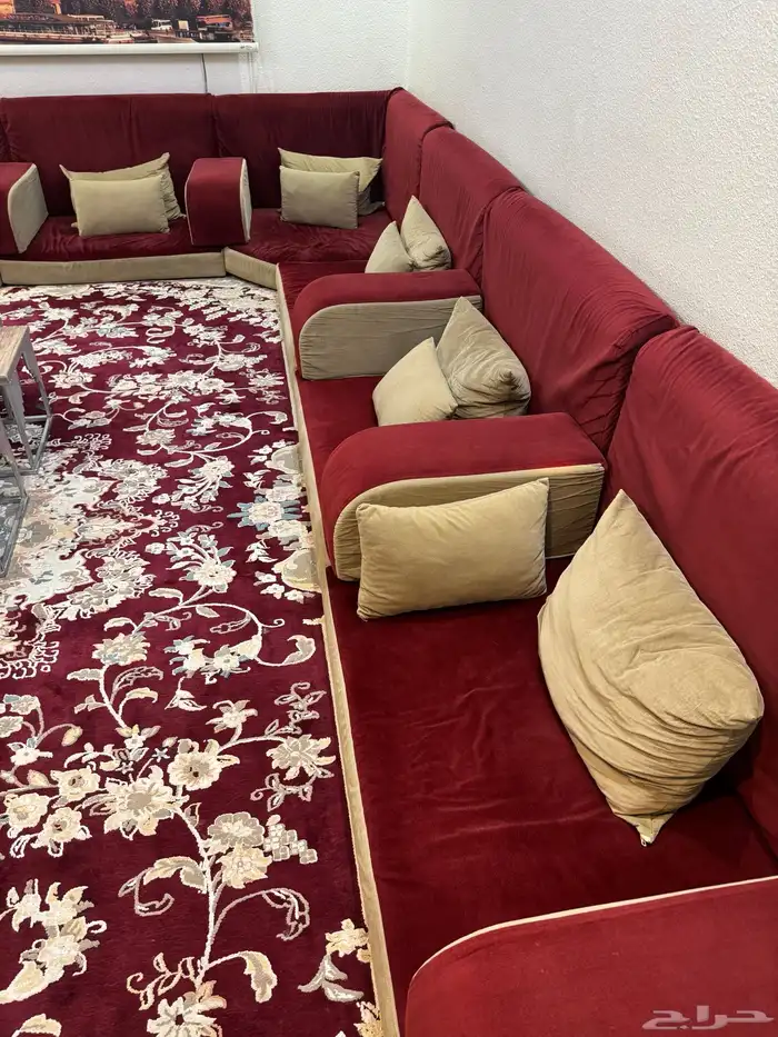 مجلس كنب ارضي بحالة ممتازة 4