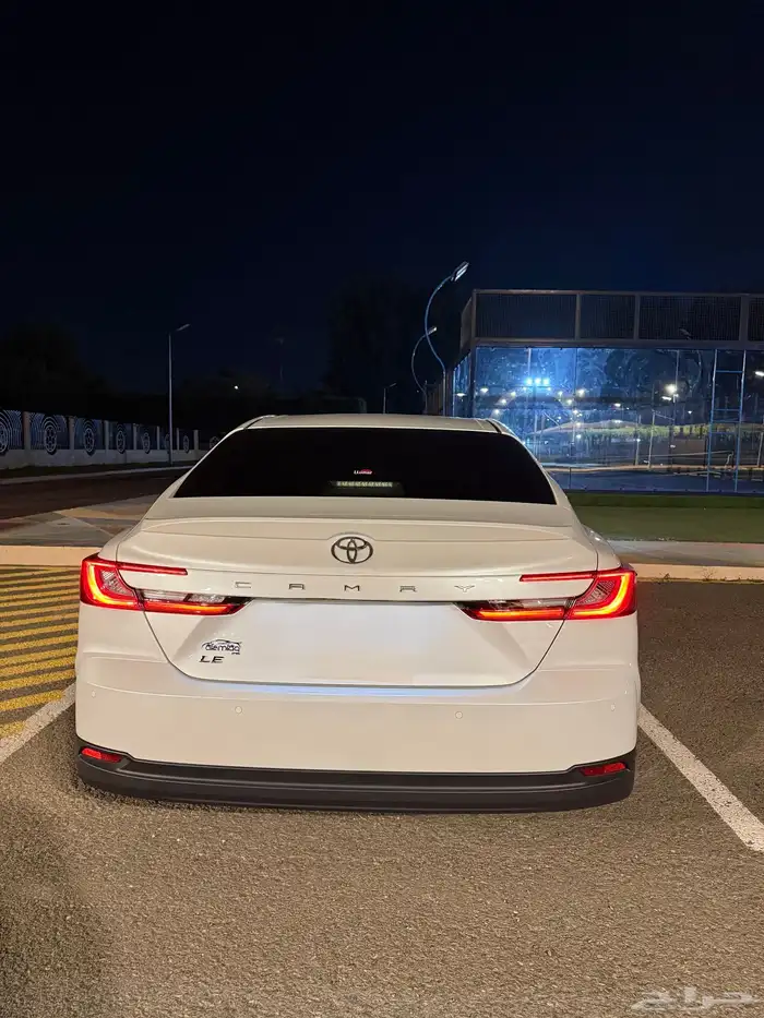 كامري 2025 LE بنزين أبيض لؤلؤي 4