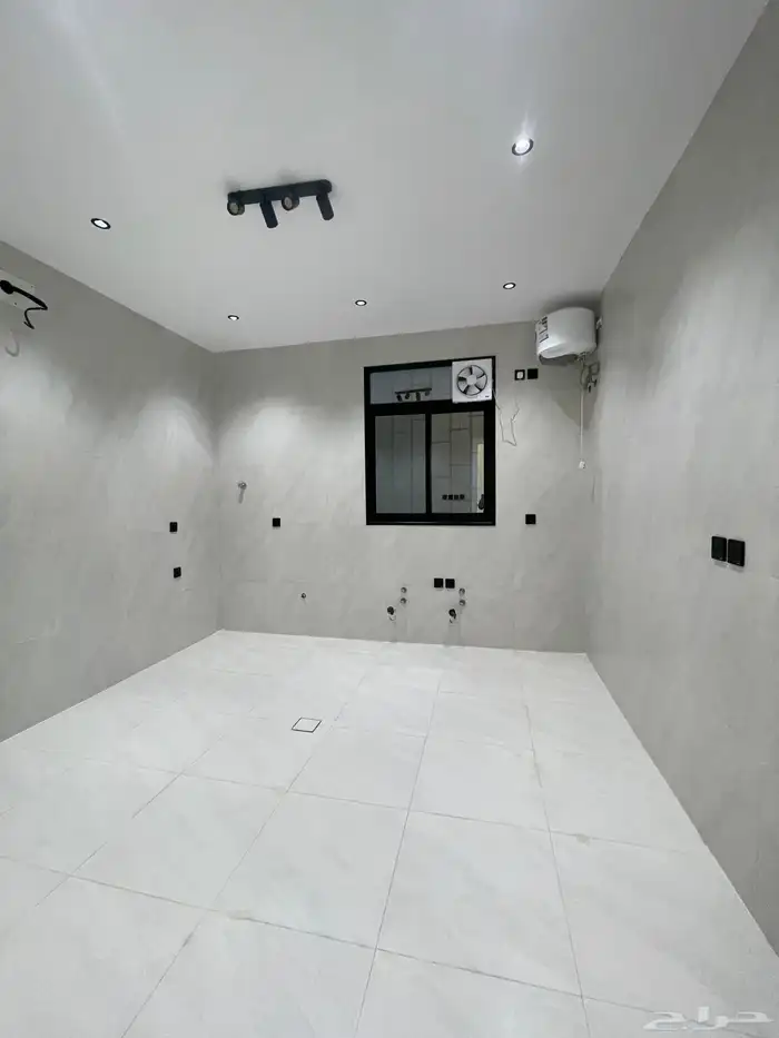 للبيع شقه دور ارضى بحوش وبايكه من 600 الف مقابل نادى ضمك 9