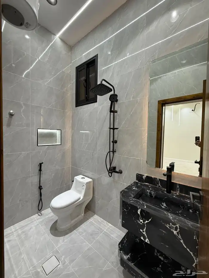 للبيع شقق ارضيه ببايكة سيارة وشقق علويه بمصعد ف حي الموسي 18