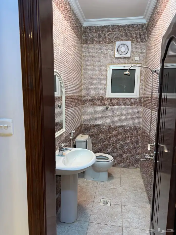 شقة خمس غرف دور ارضي ومدخل خاص حي السلام 9