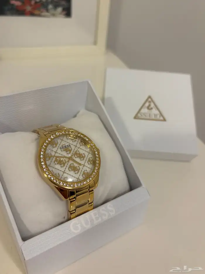 ساعة Guess للبيع   جديده لم تستخدم   الملحقات الكرتون 0