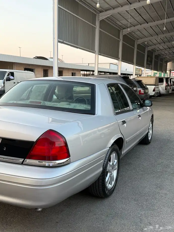 للبيع فورد فكتوريا 2011 نظيف شرط 9