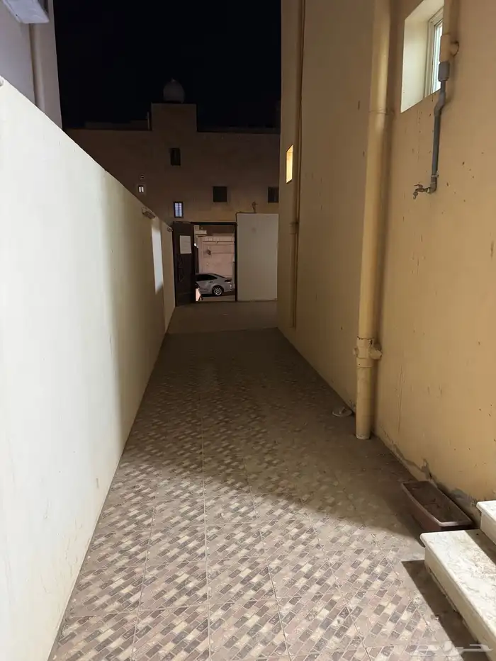 شقة خمس غرف دور ارضي ومدخل خاص حي السلام 18