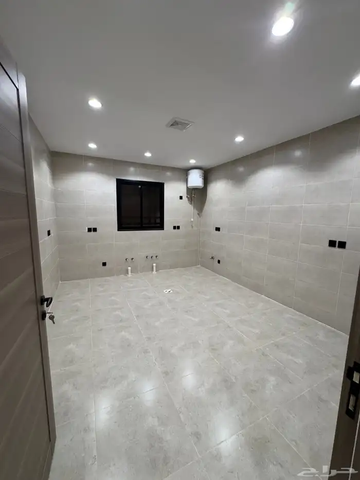 للبيع شقق تمليك علوي بسطح خاص ومصعد شغال بالاسكان شارع 25 م 15