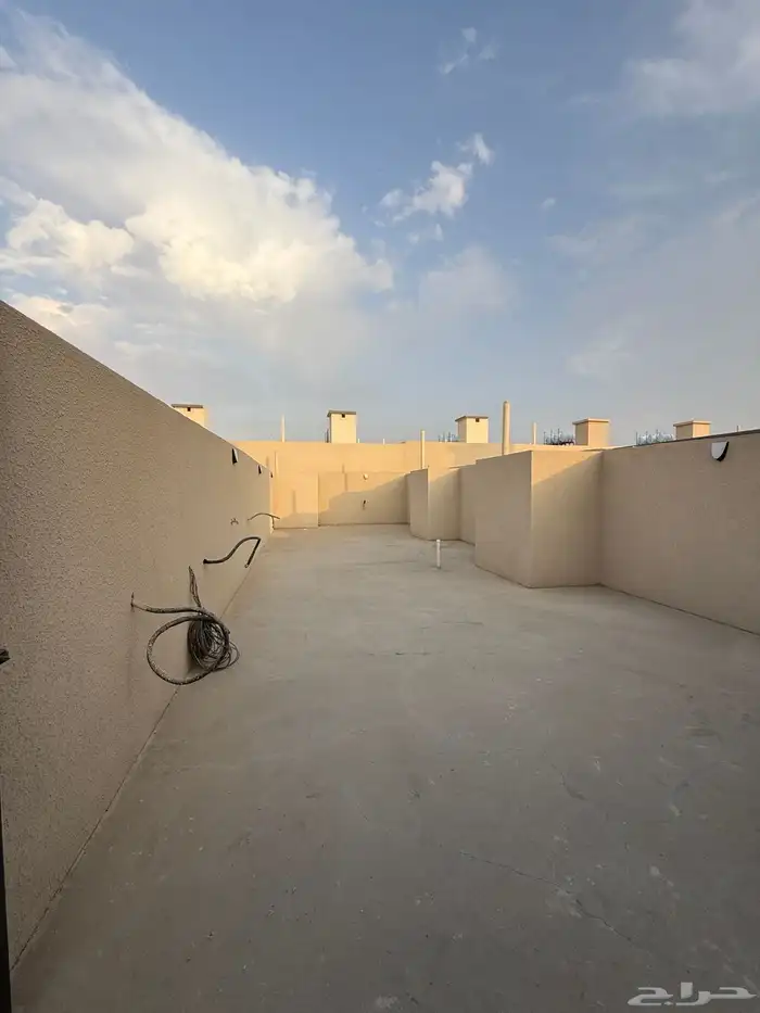 للبيع شقق علويه بالقرب من حي الضيافه طريق ابها الخميس 20