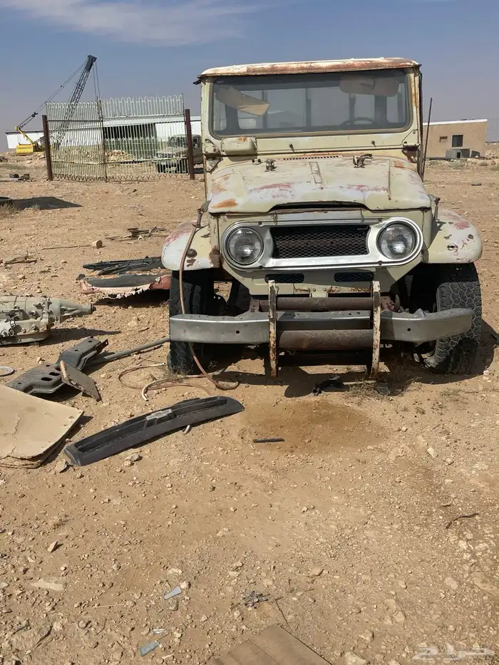 للبيع جيب شاص قديم كل شي موجود فيه 0