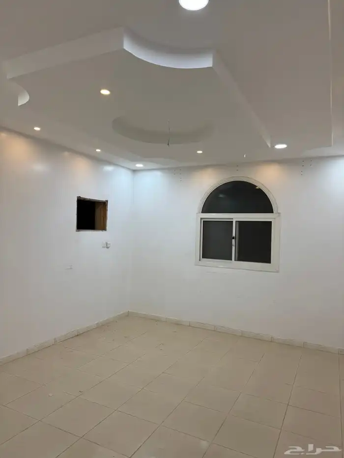 شقة خمس غرف دور ارضي ومدخل خاص حي السلام 2