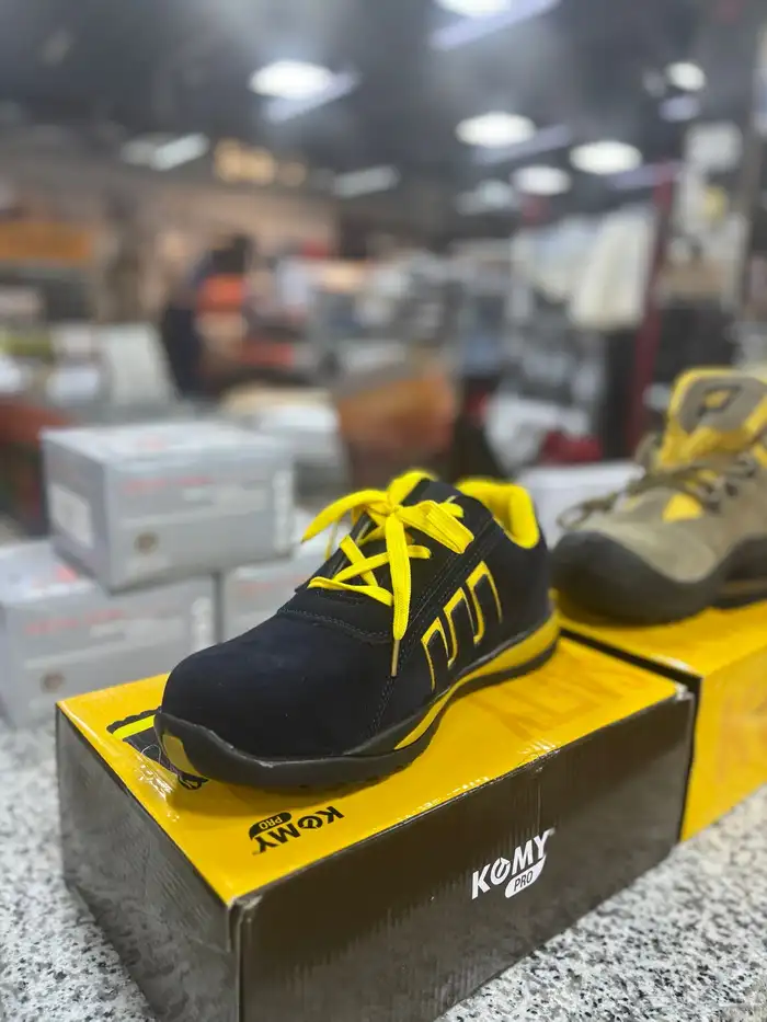 ملابس عمال   ملابس سلامة   افرول عمال   حذاء سلامة   خوذة 13