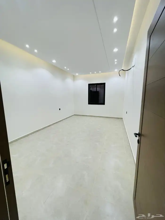 للبيع شقق علوي مع سطح خاص بحي الضيافة غرب الخميس 12