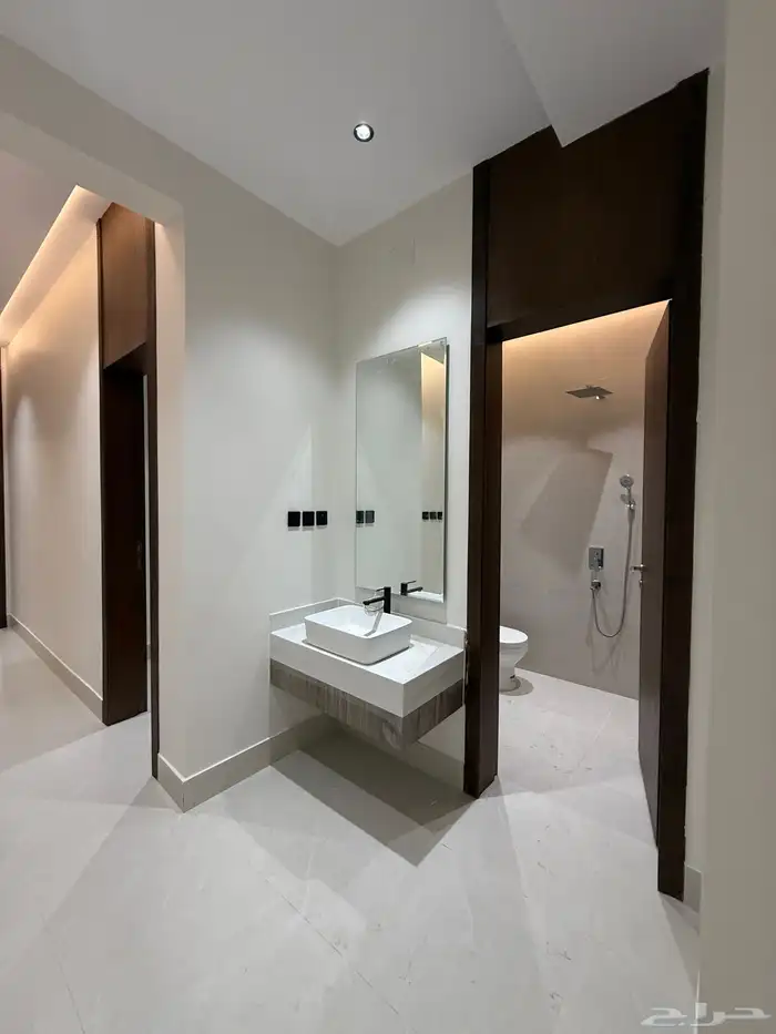 للبيع شقق علويه بملحق وشقق ارضيه بمداخل مستقل حي الحسام 10