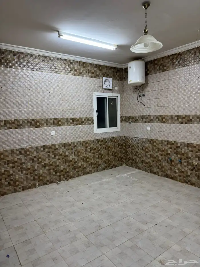 شقة خمس غرف دور ارضي ومدخل خاص حي السلام 7