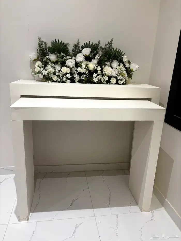طاولات استقبال مع ورد ابيض منسق وجاهز 2