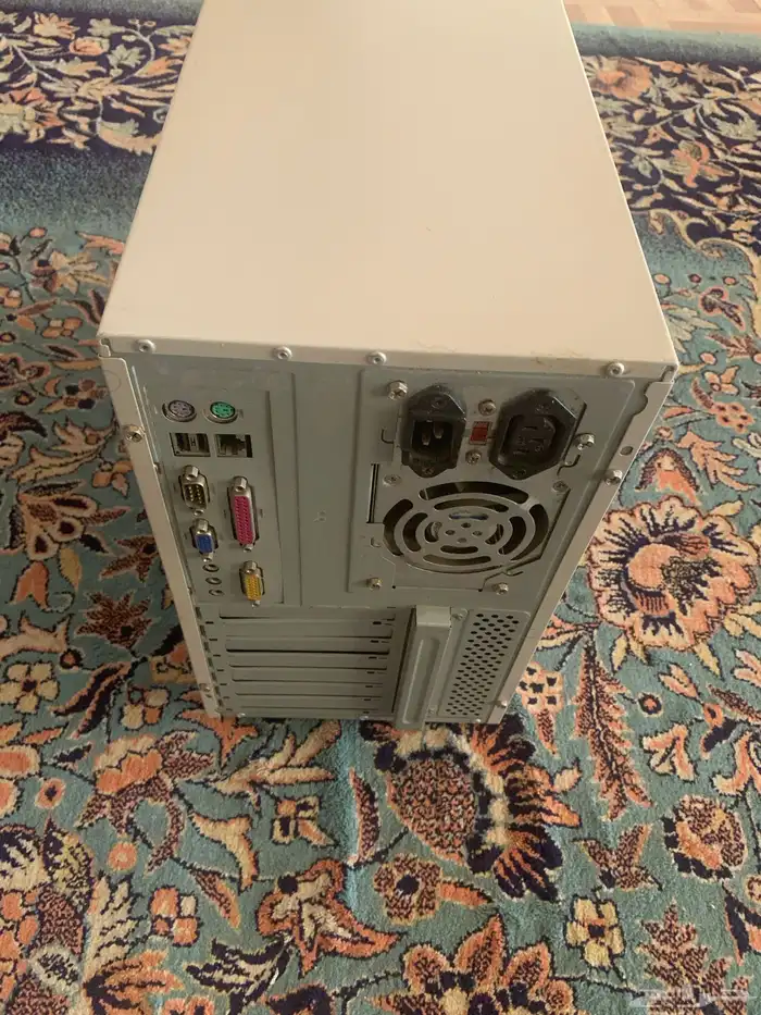 كمبيوتر قديم تراثي مع طابعه 8