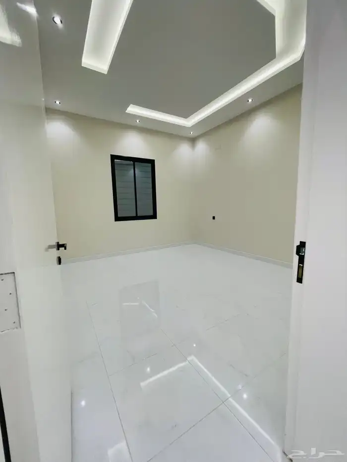 للبيع ادوار ارضي بحوش مدخل سيارة من 550 الف شمال الخميس 15