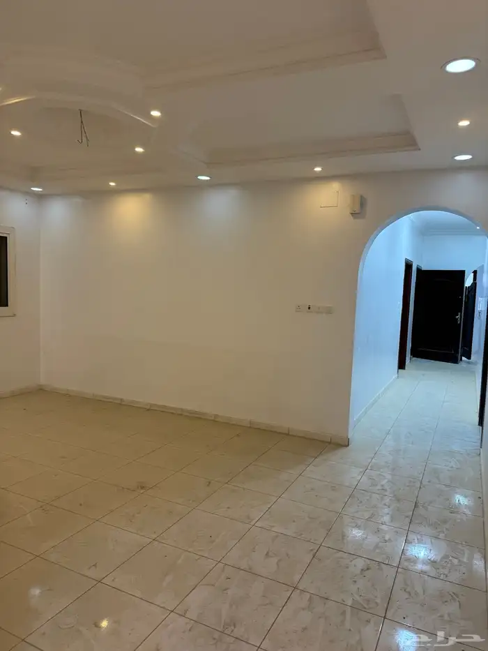 شقة خمس غرف دور ارضي ومدخل خاص حي السلام 15