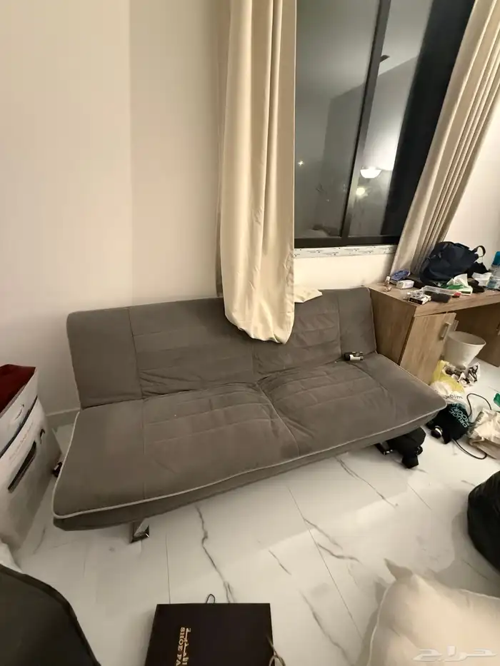 دولاب ملابس  كرسي عريض يتحول لسرير  شاشة  كرسي هزاز   سرير 1