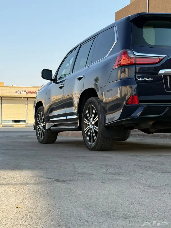 جيب لكزس LX 2018 لون كحلي منوة للمستخدم 3