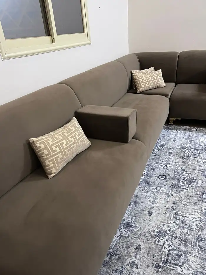 لدي  كنب6 4 فرشه 5 4 طاوله وسط مع 4طاولات خدمه للبييع 1